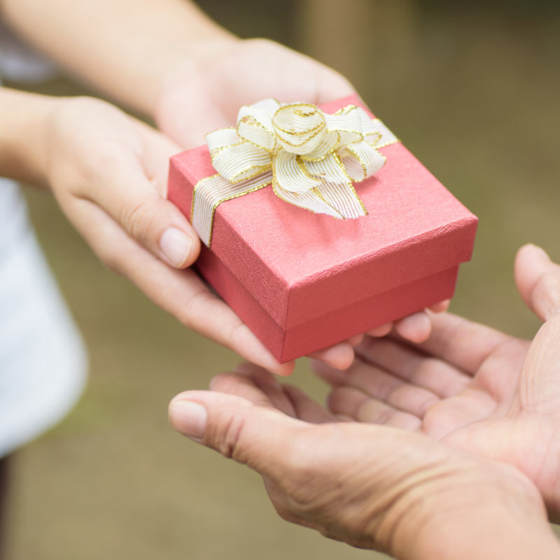 How to give a gift in Japan