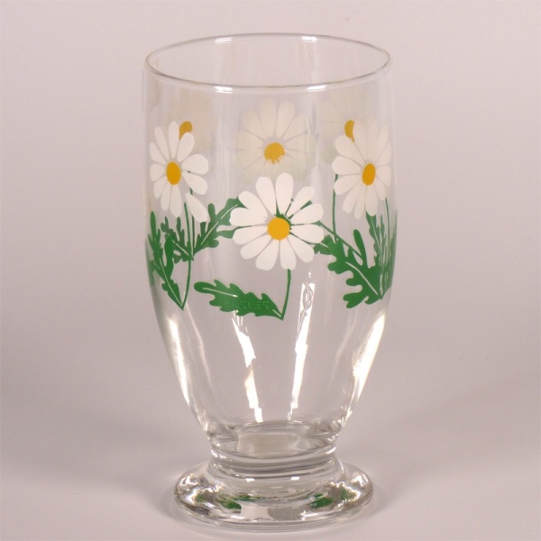 Footed drinking glass with retro 'Garden Daisies' design