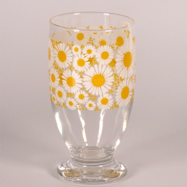 Glass tumbler with retro marguerite daisy design