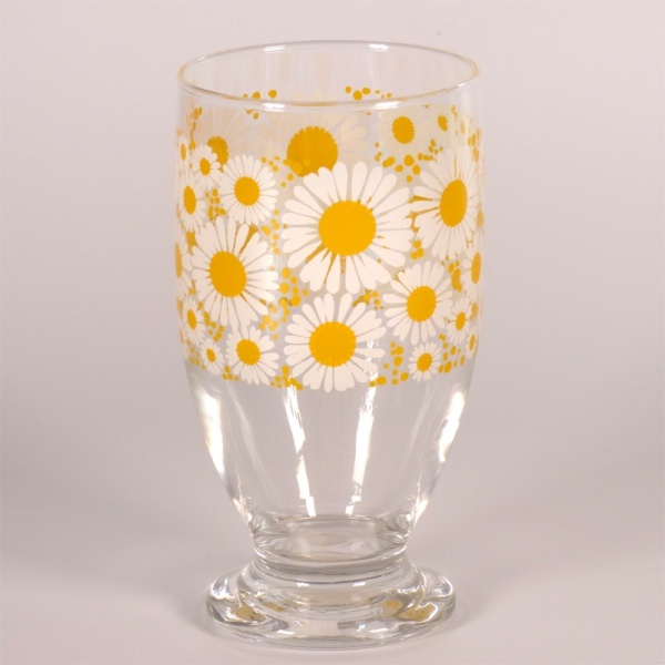 Footed drinking glass with retro marguerite daisies design