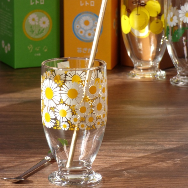 Marguerite daisies design glass tumbler with metal drinking straw
