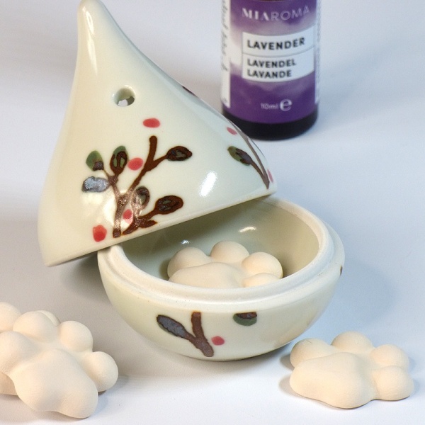 Red Berries ceramic aroma diffuser with open lid
