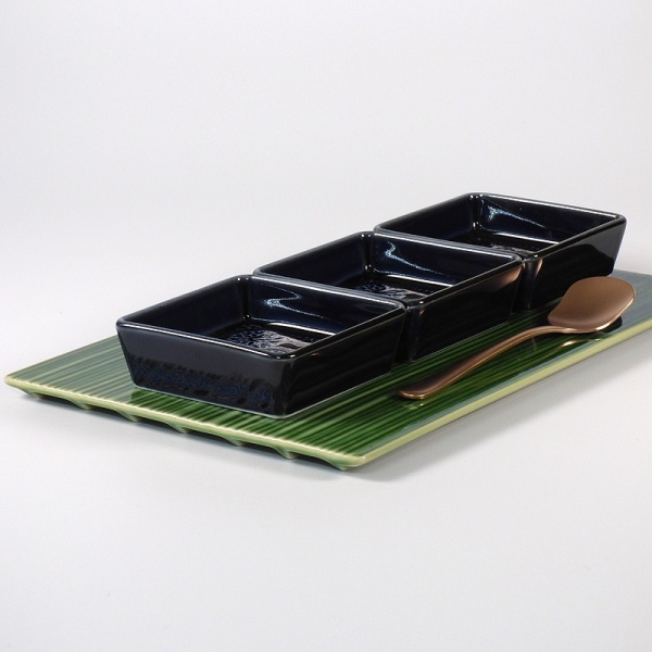 Green Banana Leaf plate with dipping bowls and spoon