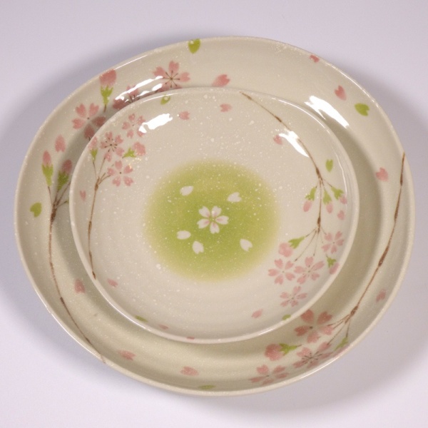 Large and small 'Biyori' design ceramic plates
