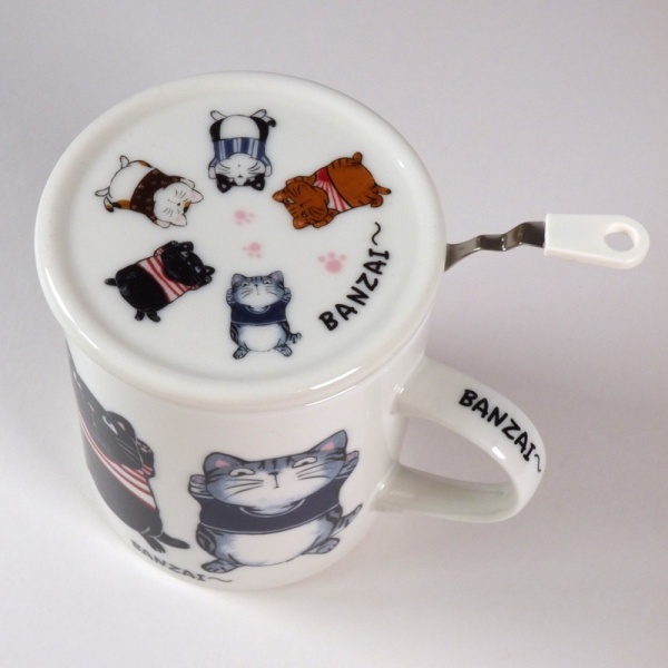 'Banzai' cat design mug with tea strainer and lid