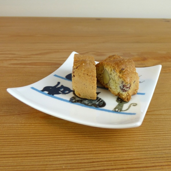Kitten design square plate with biscuits