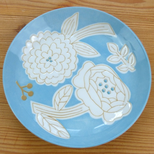 Flower pattern plate in blue