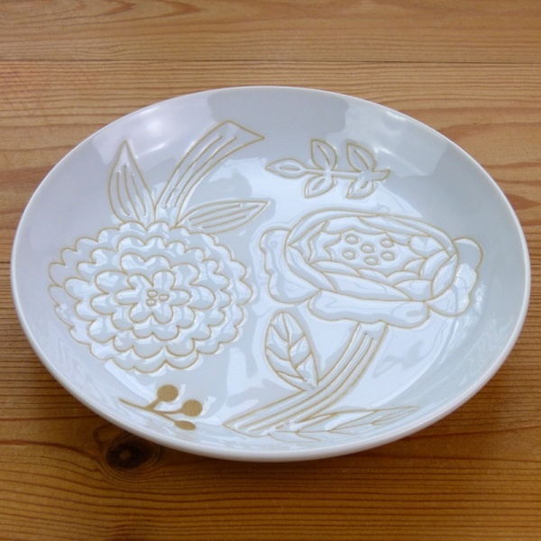 White flower pattern plate