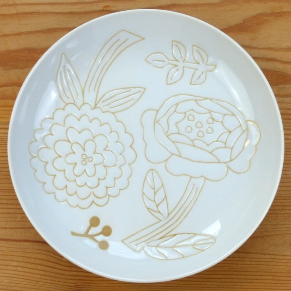 White flower pattern plate
