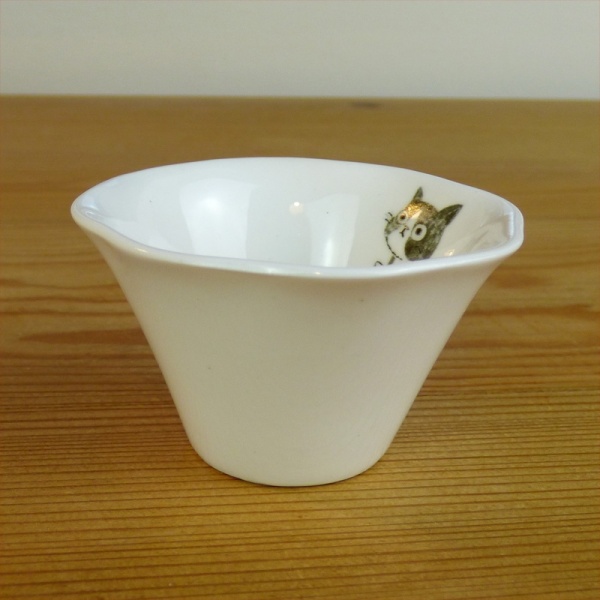 Small fluted dish with kitten detail by Shinzi Katoh