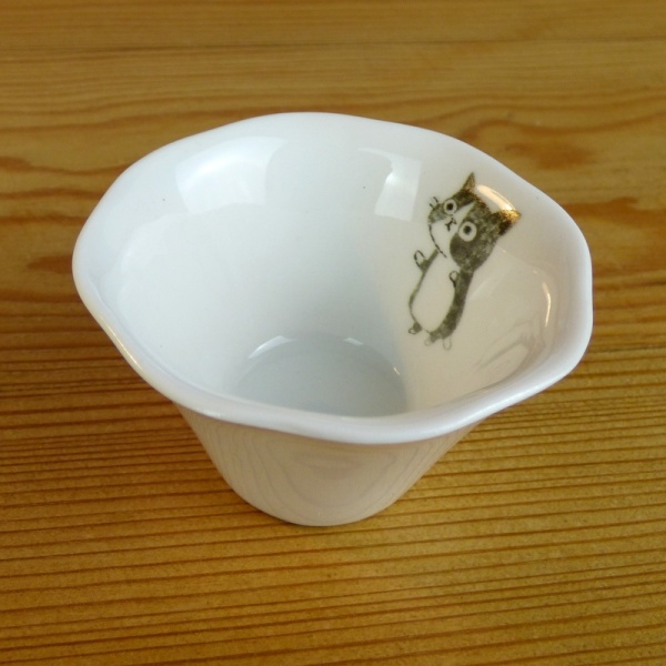 Small fluted dish with kitten detail by Shinzi Katoh