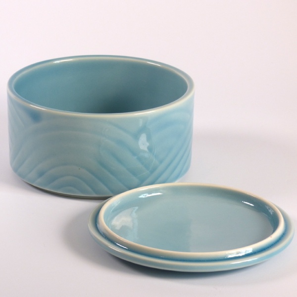 Light blue futamono bowl with lid to one side