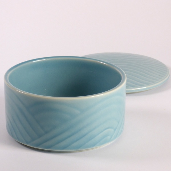 Light blue futamono bowl with lid to one side