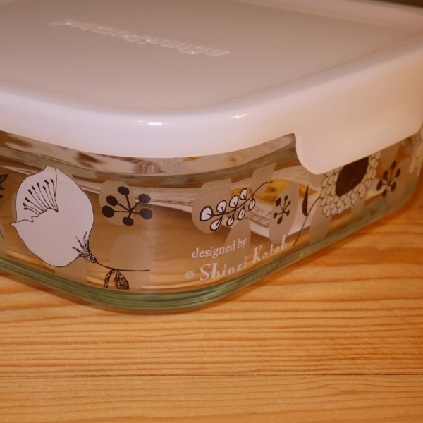 Medium-sized glass storage container - lid clip detail