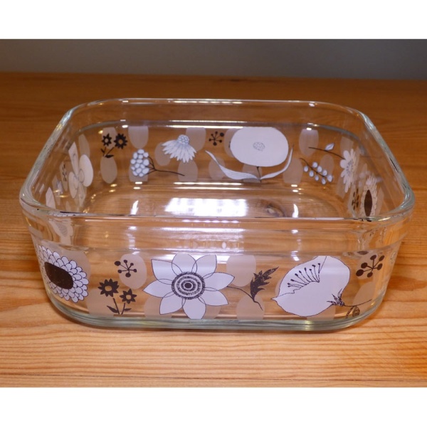 Medium-sized glass storage container with lid