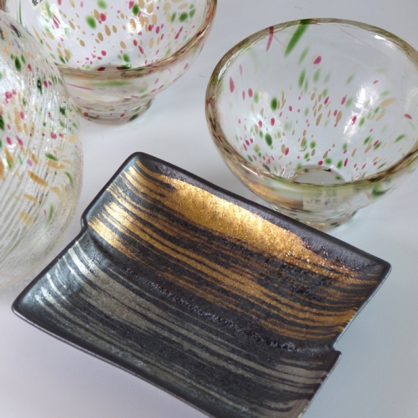 Black, gold and silver ceramic mini-dish with sake glasses