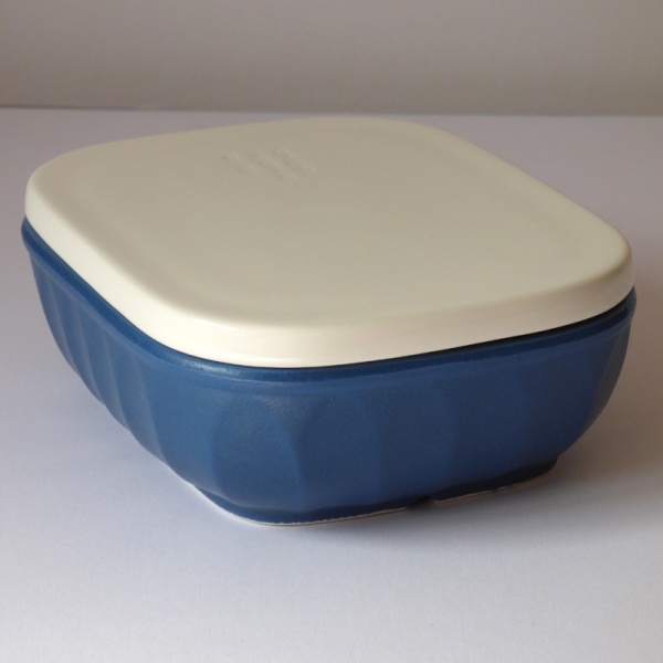 Blue ceramic gratin / grill dish with lid on