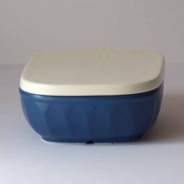 Blue ceramic gratin / grill dish with lid on