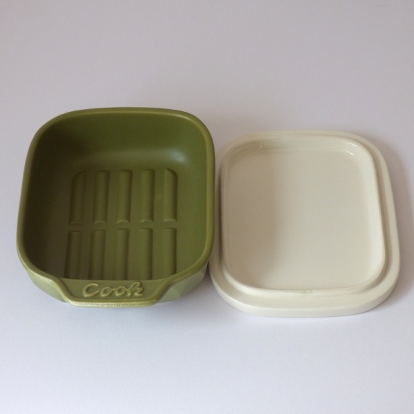 Ceramic grill or oven dish with lid in olive green