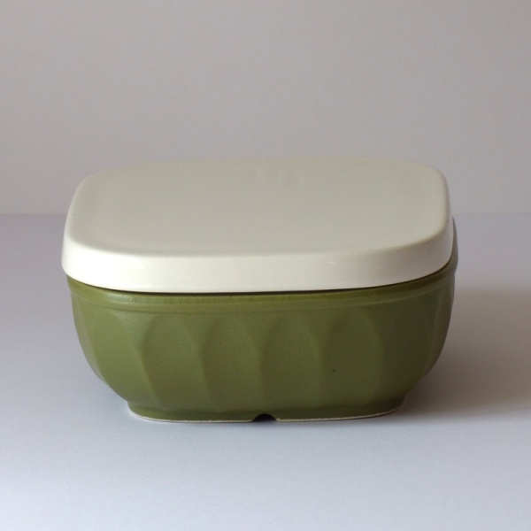 Olive green ceramic gratin / grill dish with lid on
