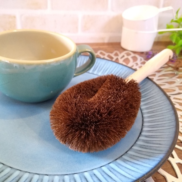 Natural materials washing up brush with plate and cup