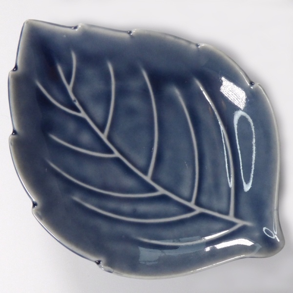 Dark blue leaf-shaped Japanese mini plate
