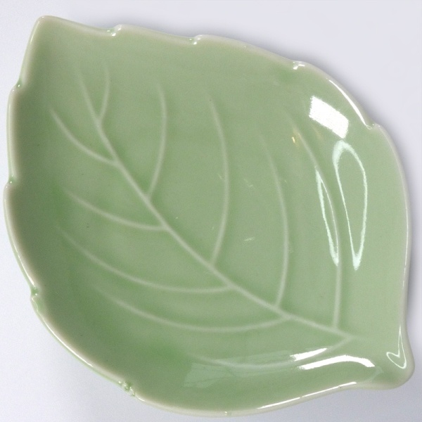 Pale green leaf-shaped Japanese mini plate