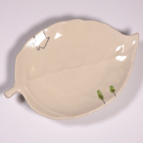 Leaf shaped mini plate with house and trees design