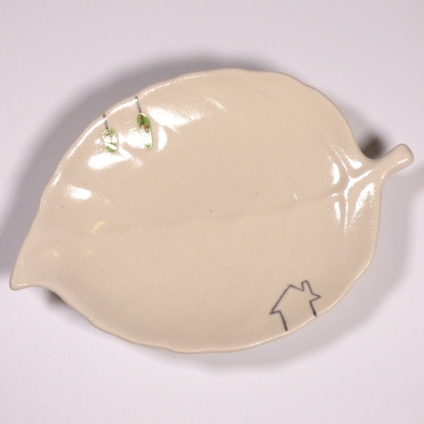 Leaf shaped mini plate with house and trees design