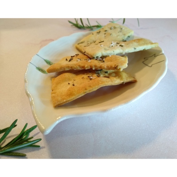 Home leaf mini plate with serving of crackers
