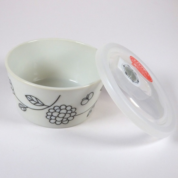 Ceramic storage and microwave dish with plastic lid