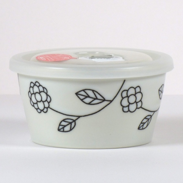 Small ceramic storage and microwave dish with plastic lid