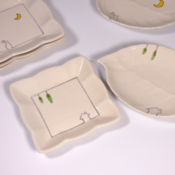 Square mini plates and leaf shaped dishes