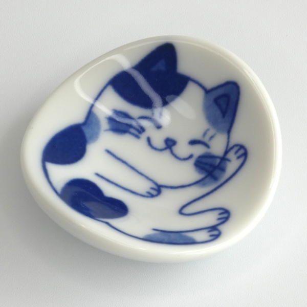 Japanese 'Nekochigura' chopstick rest with calico cat design
