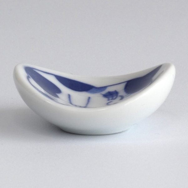 Nekochigura relaxing cats chopstick rest curved profile