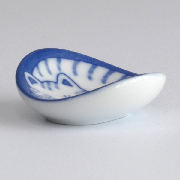  Curved profile of Japanese 'Nekochigura' chopstick rest with tiger tabby cat design
