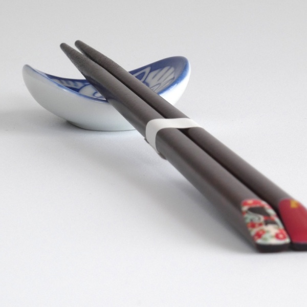 Nekochigura cat design chopstick rest with Japanese chopsticks