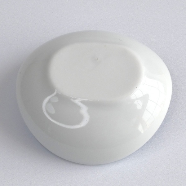 Plain white underside of nekochigura ceramic chopstick rest