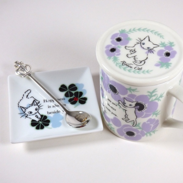 White 'Ribbon Cat' square mini plate with Anemones mug