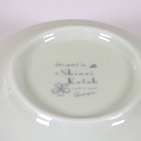 'Sakura Temari' ceramic bowl in Cream showing Shinzi Katoh mark