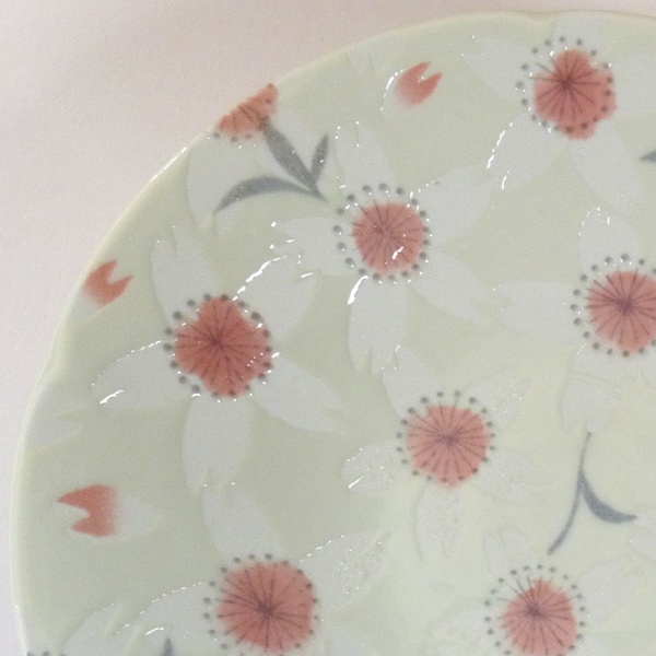'Sakura Temari' ceramic dish in Cream close up of pattern