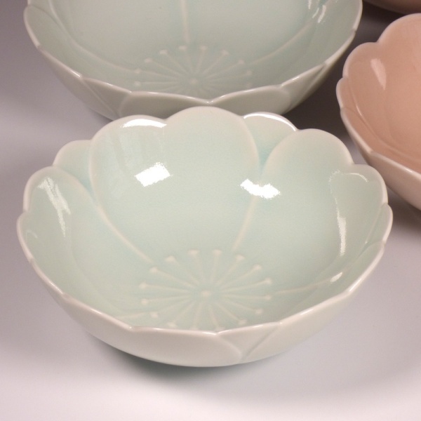 Blossom shaped bowl in pale celadon blue with matching pink bowls
