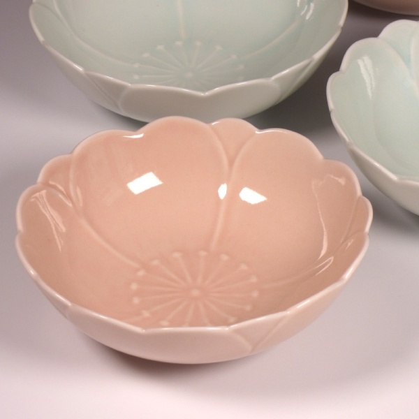 Blossom shaped bowl in pink with matching celadon blue bowls