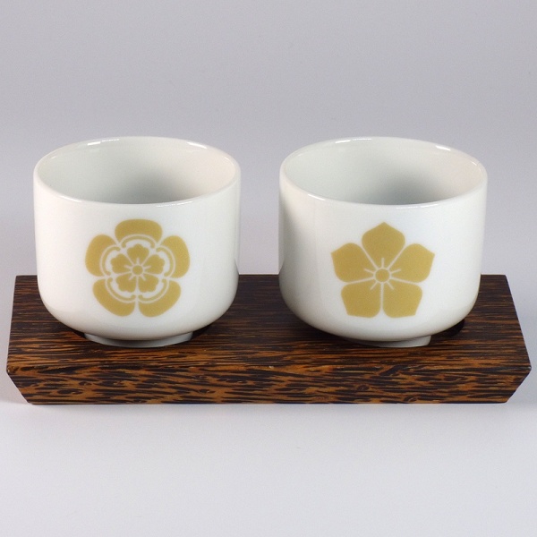 Samurai crest Japanese sake cup set