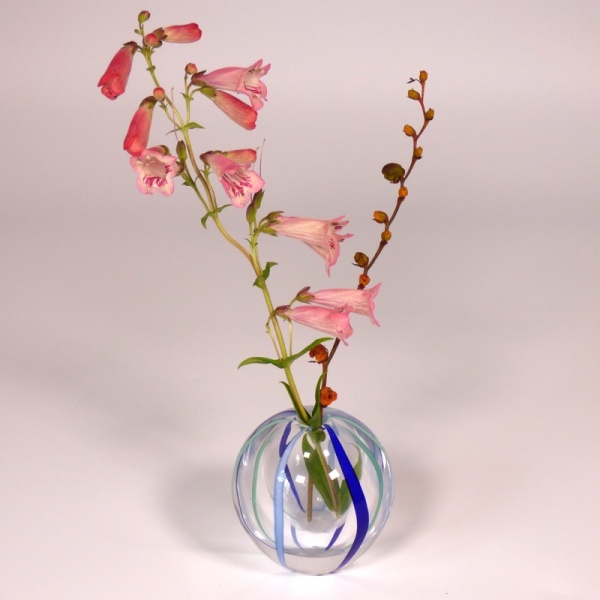 Mini ikebana arrangement in 'Temari' vase