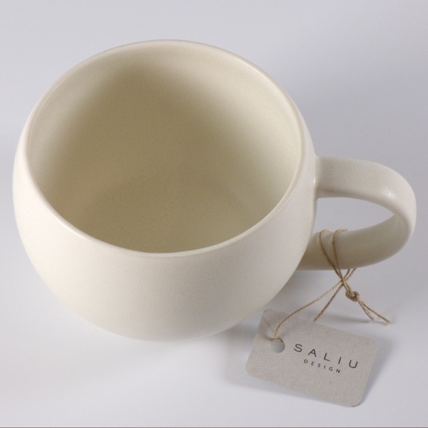 White ceramic Japanese cup by Saliu