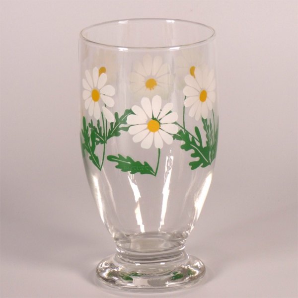 Footed drinking glass with retro 'Garden Daisies' design