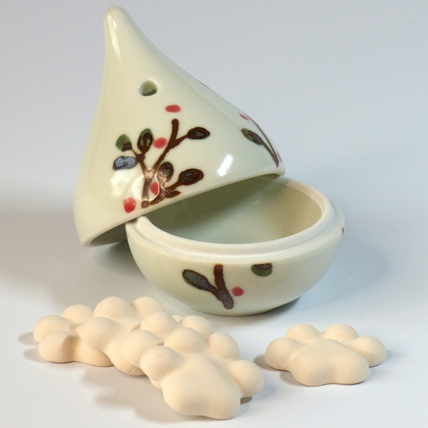 Red Berries ceramic aroma diffuser with open lid