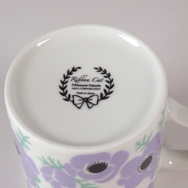 'Anemones' cat design tea mug underside