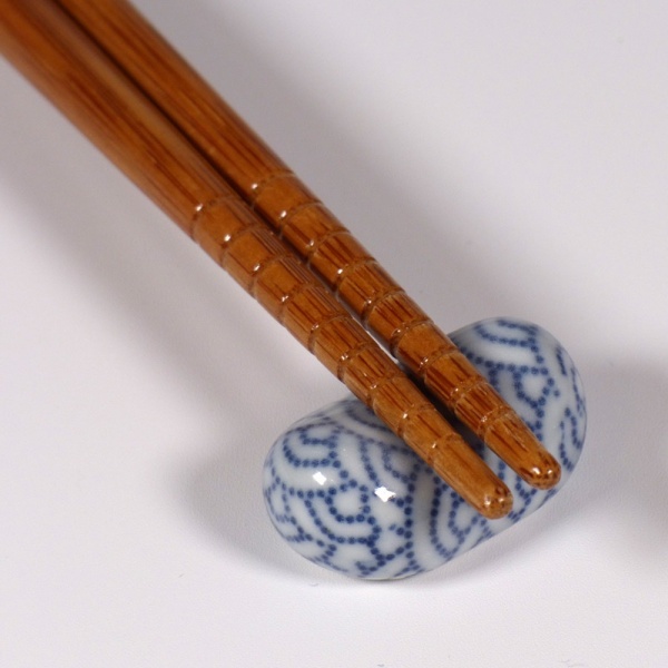 Hashi chopsticks on small Aomi Wave chopstick rest